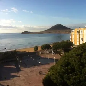 https://apartamentos-los-laureles-el-medano-tenerife.adeje-hotels.com